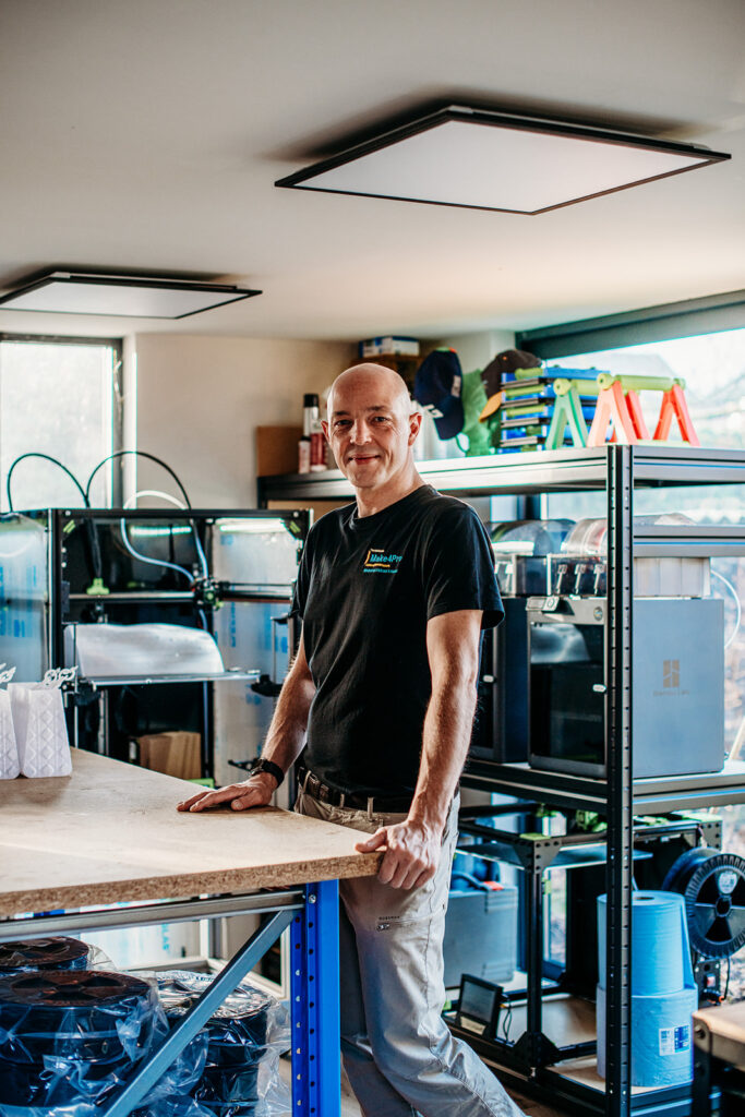 Stijn Moris in het atelier van Make4PRO tussen de 3D-printers
