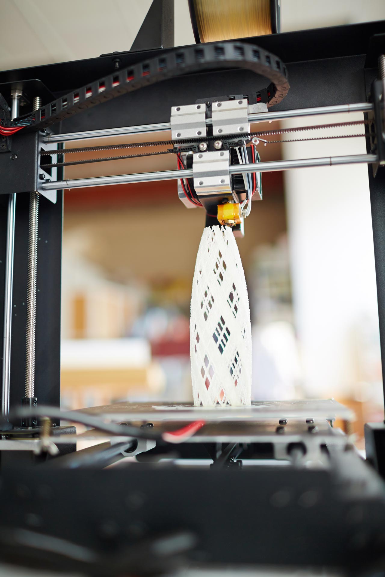 3D-printer tijdens het printen van een wit onderdeel